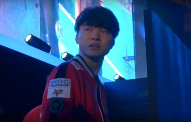 单王卡没有节奏。蓝色的 Robot 的钩子肯定会击中蓝队，捍卫传奇杯冠军