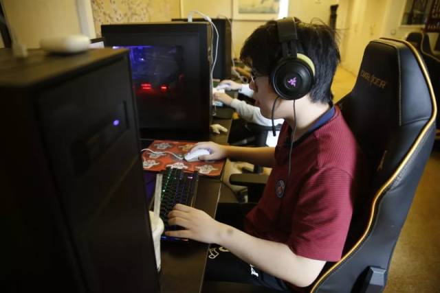 T1粉丝不满队伍在LCK比赛中的表现，直接卡车广告喊话战队管理层