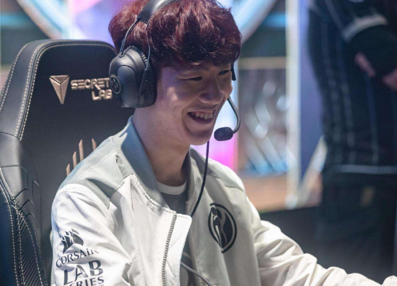 在韩国媒体近日放出的Ruler选手的夺冠采访中，Ruler选手对EDG的下路Leave选手和GEN的下路Peyz选手进行了称赞